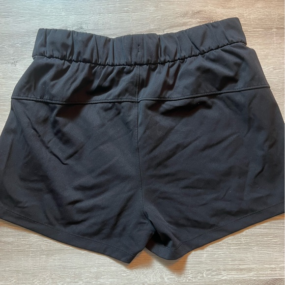 LULULEMON On the Fly Mid-Rise Short 2.5" like NEW - Picture 2 of 3